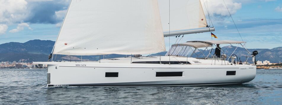 Die Segelyacht Oceanis 51.1 „Flipper“ in Seitenansicht unter vollen Segeln vor Can Pastilla – Yachtcharter Mallorca
