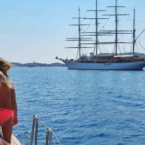 Sailing, friends, sun and sea