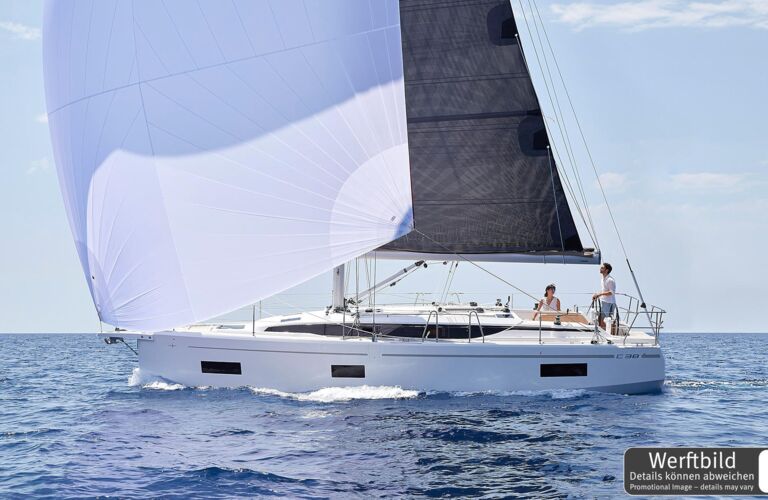 Direkte Profilansicht einer Bavaria C38 von Backbord unter Segeln auf offenem Meer (Werftbild) – Yachtcharter Kroatien