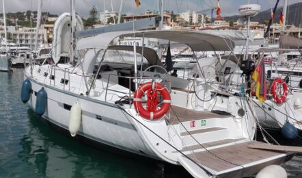 Segelyacht Bavaria cruiser 45 „Eva" mit Bimini am Liegeplatz im Yachthafen von Palma de Mallorca – Yachtcharter