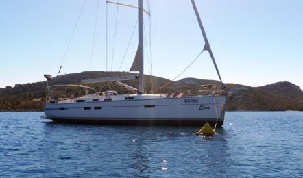 Die Segelyacht Bavaria cruiser 45 „Eva" liegt an einer Bojen-Mooring in einer ruhigen Bucht – Segelyachtcharter Mallorca