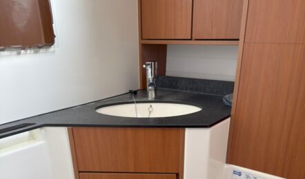 Nasszelle der Segelyacht Bavaria cruiser 45 „Eva" mit dunklem Waschtisch, Schrank und Bord-WC – Yachtcharter Mallorca