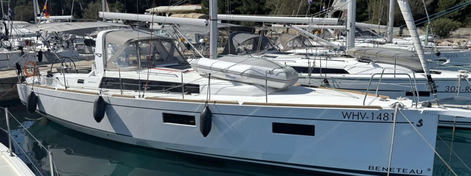 Beneteau Oceanis 38.1.2 „Tamara“ längsseits am Steg in Rogoznica, mit Sprayhood und Beiboot an Deck – Yachtcharter Kroatien