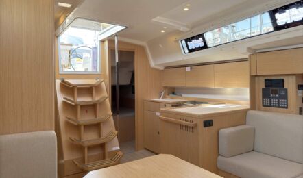 Blick auf Pantry mit Spüle und Herd sowie Niedergangstreppe der Segelyacht Bavaria C38 „Levante" – Yachtcharter Mallorca