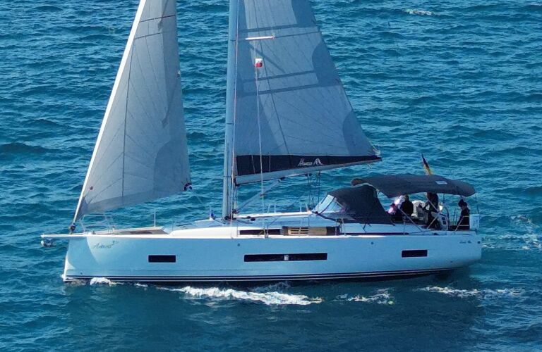 Backbord Aussenaufnahme der Hanse 460 „Antares“ in Can Pastilla auf Mallorca