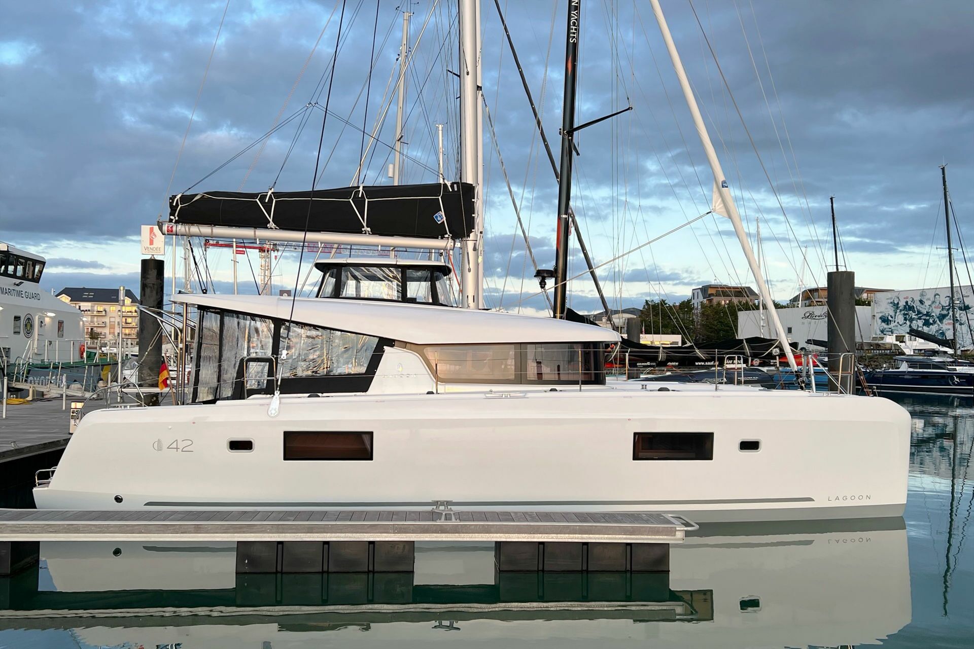 Steuerbord Aussenaufnahme des Katamarans Lagoon 42.3 "Dream of Liberty" in Rogoznica in Kroatien
