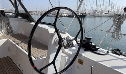 Steuerrad mit Cockpitinstrument und Teakdeck der Segelyacht Bavaria C38 „Levante" am Liegeplatz in Palma – Yachtcharter Mallorca