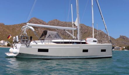 Seitliches Profil der Segelyacht Bavaria C38 „Levante" mit hohem Mast vor Anker in einer Bucht – Yachtcharter Mallorca