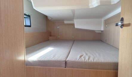 Achterkabine der Segelyacht Bavaria C38 „Levante" mit breiter Doppelkoje und Rumpffenster – Yachtcharter Mallorca