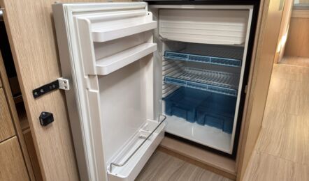 Geöffneter Front-Kühlschrank in der Pantry der Segelyacht Bavaria C38 „Levante" – Yachtcharter Mallorca