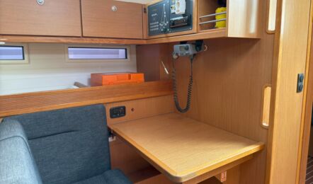 Kartentisch der Segelyacht Bavaria cruiser 45 „Eva" mit UKW-Funk, Instrumenten und Sitzplatz – Yachtcharter Mallorca