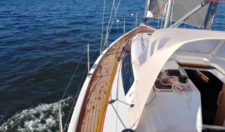 Blick übers Teak-Seitendeck nach vorn auf der segelnden Dehler 38 SQ „Aurélie“ – Yachtcharter Kroatien