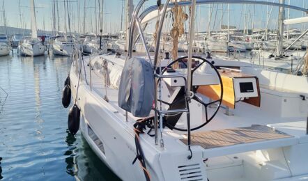 Heck mit Badeplattform und Bimini der Segelyacht Dufour 470 „Asterix“ am Liegeplatz in Punat – Yachtcharter Kroatien