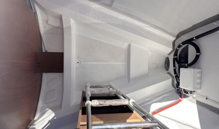 Geöffnete Backskiste mit Stauraum an Deck der Oceanis 51.1 „Flipper“ – Yachtcharter Mallorca
