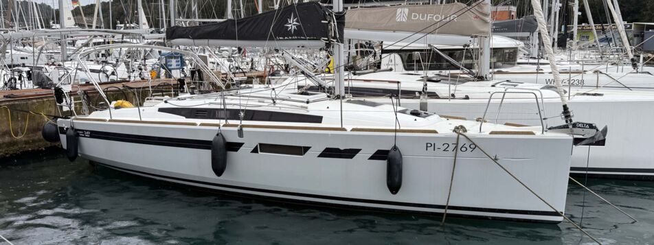 Bugansicht der Segelyacht Sun Odyssey 349 „Ana" am Steg im Hafen von Pula – Yachtcharter Kroatien