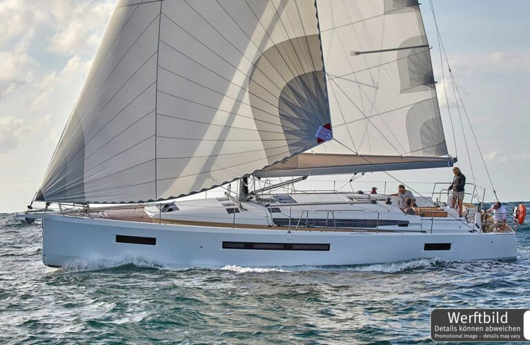Backbord Aussenaufnahme einer Sun Odyssey 490 in Biograd in Kroatien