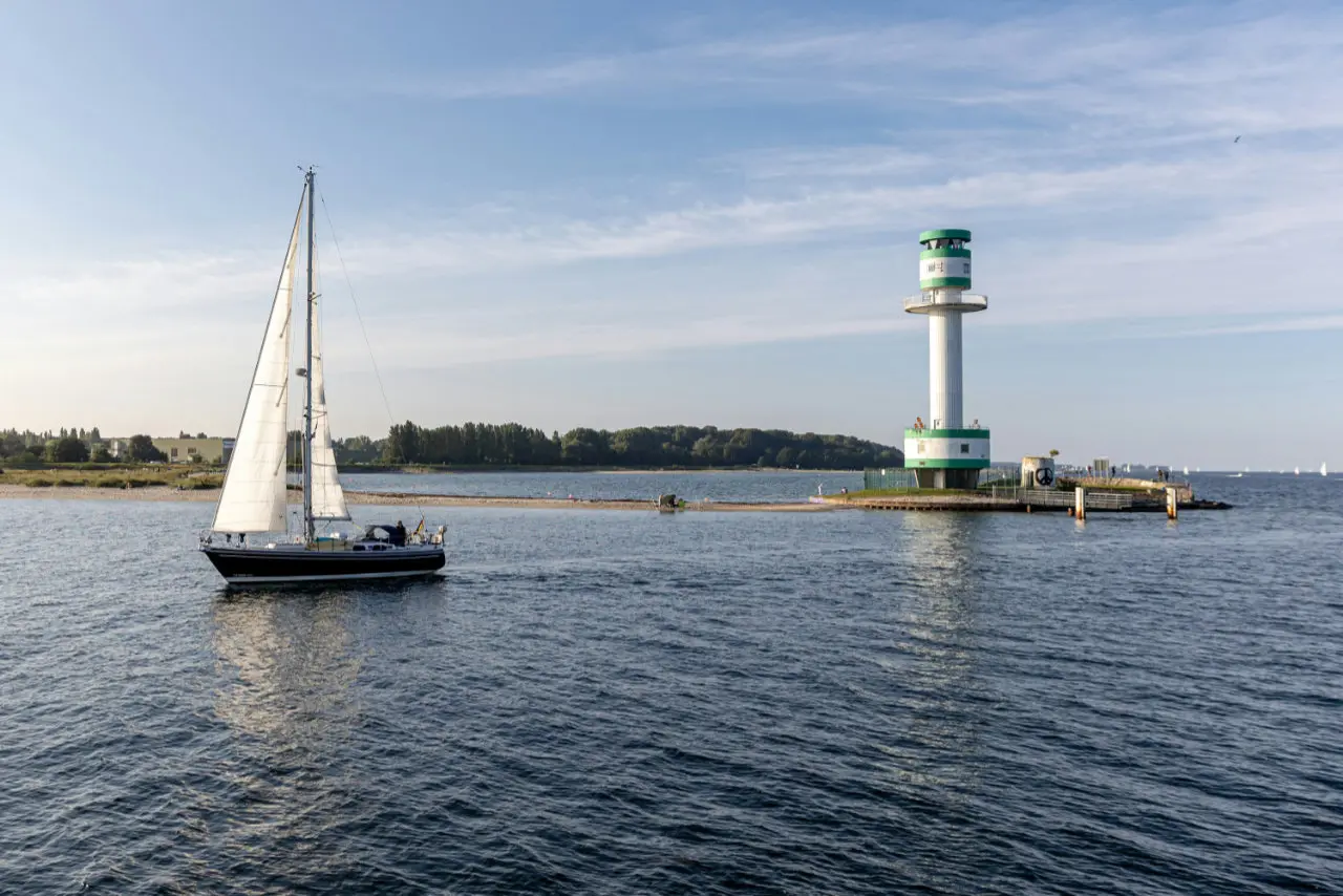 The German Baltic coast offers flexible sailing routes from Heiligenhafen, with shorter passages, coastal harbours and the freedom to adapt each day to the weather and crew.