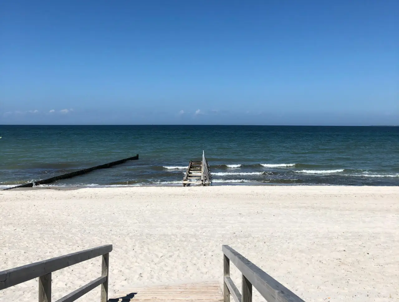 From quiet spring passages to long summer days and calmer late-season harbours, each part of the sailing season in Heiligenhafen offers a different Baltic Sea experience.